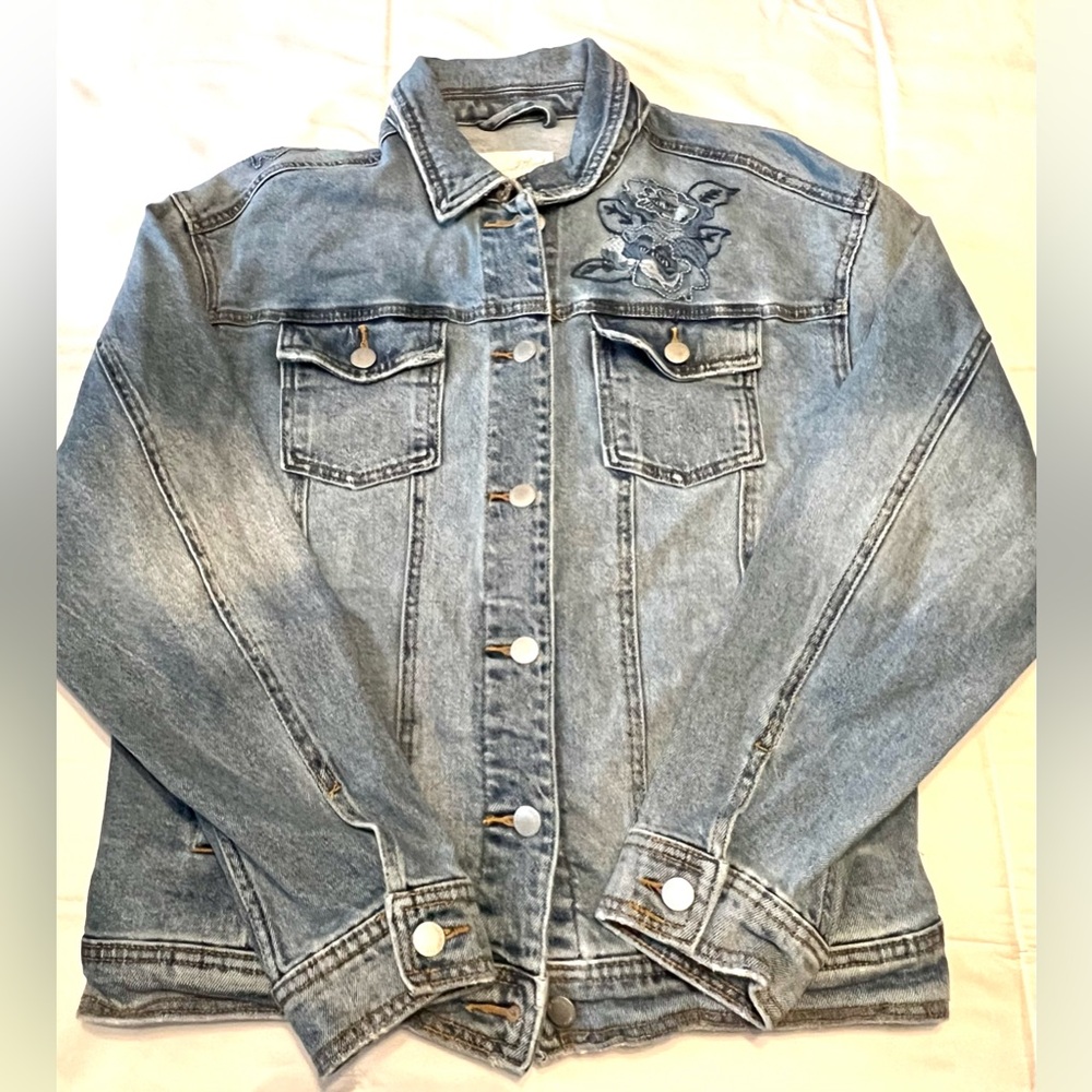 Universal Thread Light Blue Jean Jacket‎ with a Floral Embroidery